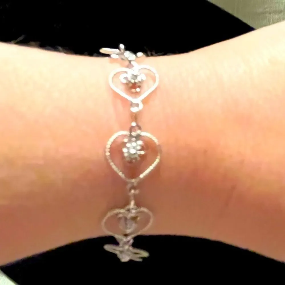 7-inch Silver-Tone Simple Elegant Heart Clasped Timeless Chain Bracelet